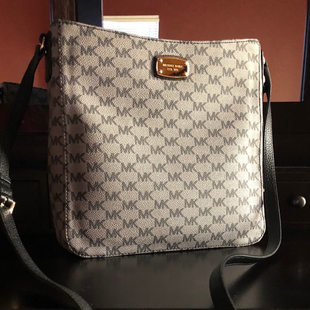 MICHAEL KORS BLACK MESSENGER/SHOULDER BAG - Perfect Summer Bag! Like New!!!